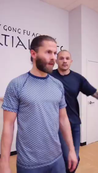 How to get out of a headlock

[📹 selfdefensegoat]
https://t.co/CUmpwSvEnv